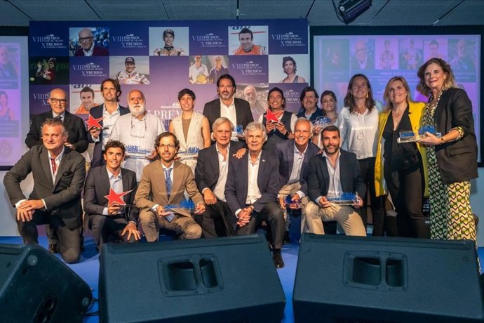 Foto de familia de los galardonados en los VII Premios María de Villota y X Ciudad de la Raqueta