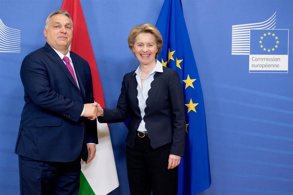 Archivo - HANDOUT - 03 February 2020, Belgium, Brussels: European Commission President Ursula von der Leyen (R) shakes hands with  Hungarian Prime Minister Viktor Orban during their meeting at the European Commission. Photo: Etienne Ansotte/European Com
