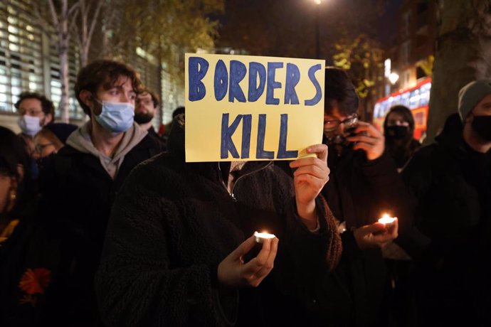 Archivo - 25 November 2021, United Kingdom, London: People take part in a protest outside the Home Office in Westminster demanding an end to deaths in the Channel. 27 people drowned after their boat sank in the English channel on Wednesday in the deadli