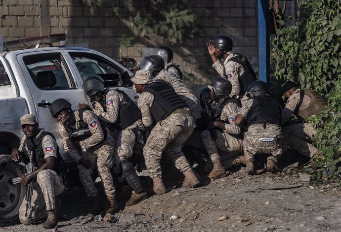 Archivo - Grupo de policias haitianos durante las protestas de diciembre de 2019.