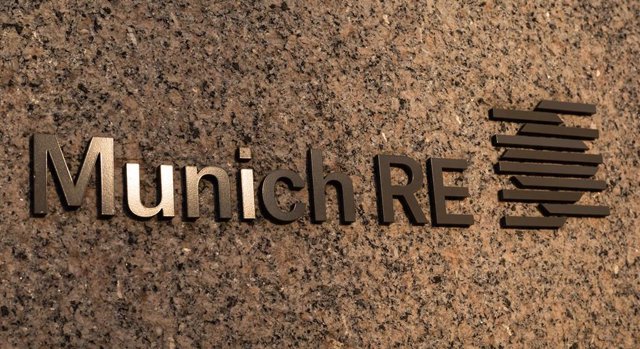 Archivo - FILED - 21 April 2021, Bavaria, Munich: Munich RE's logo is stuck to the wall in front of the main entrance to the administrative building of Muenchener Rueckversicherungs-Gesellschaft AG (Reinsurance association Munich). Leading reinsurer Munic