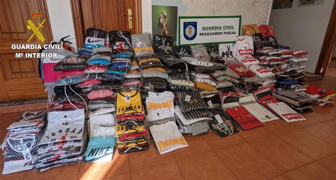 Prendas de ropa falsificadas de marcas de reconocido prestigio intervernidas por la Guardia Civil en la localidad de Rianxo.