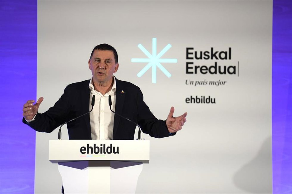 Archivo - El coordinador general de EH Bildu, Arnaldo Otegi, interviene en un acto en el que EH Bildu