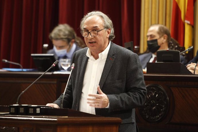 Archivo - El conseller de Educació, Martí March, interviene durante una sesión plenaria en el Parlament.