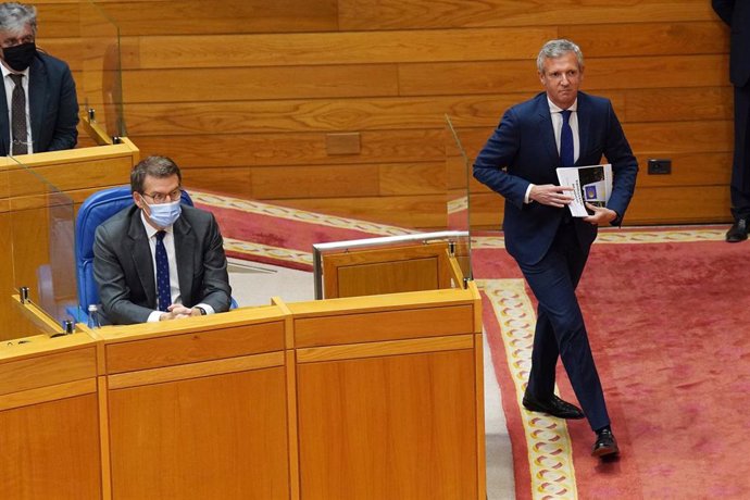 O presidente da Xunta de Galicia en funcións, e presidente do PP, Alberto Núñez Feijóo (i), e o vicepresidente en funcións da Xunta de Galicia e candidato a presidir o PP de Galicia, Alfonso Rueda, na primeira sesión de investidura de Rueda