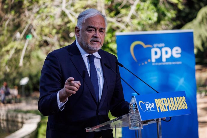El presidente del Comité Organizador del XX Congreso Extraordinario Nacional del PP, Esteban González Pons, interviene en un acto organizado por el PP para conmemorar el Día de Europa y el LXXII aniversario de la Declaración Schuman, a 9 de mayo de 2022