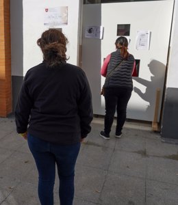 Archivo - Personas necesitadas acuden al comedor social de la Orden de Malta de Sevilla para recoger en una bolsa de papel un bocadillo con una  botella de agua, foto de archivo