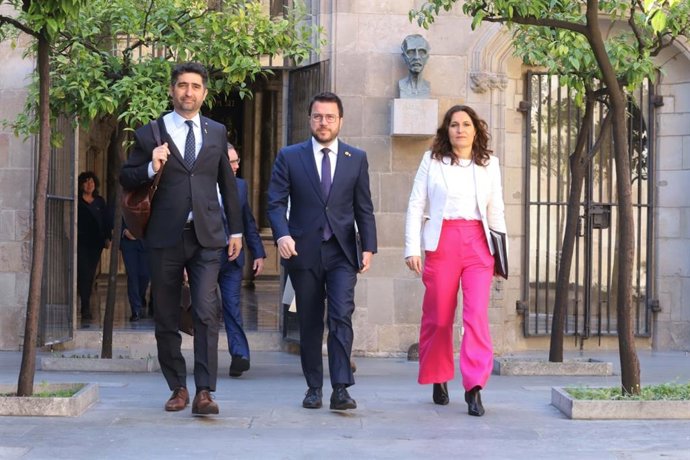 El vicepresident de la Generalitat, Jordi Puigneró, el president del Govern, Pere Aragons, i la consellera de la Presidncia, Laura Vilagr, abans de la reunió del Consell Executiu