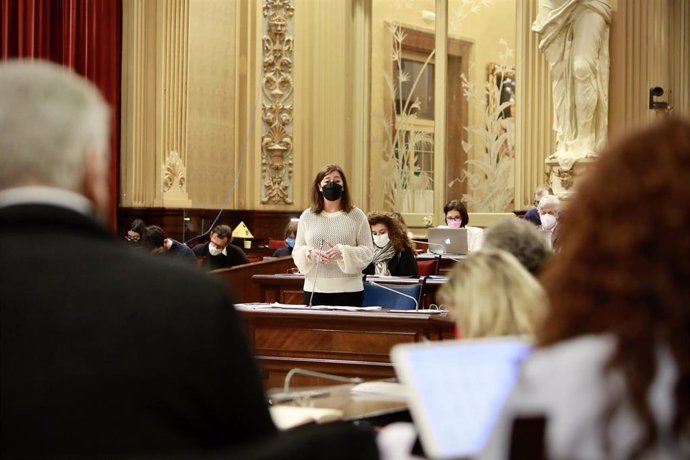 Archivo - La presidenta del Govern balear, Francina Armengol, durante una intervención en el pleno del Parlament.