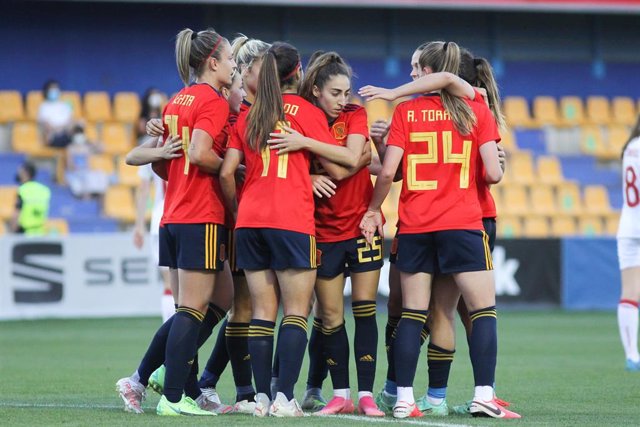 Archivo - La jugadora de la selección española Aitana Bonmatí celebra un gol durante un amistoso ante Dinamarca. 