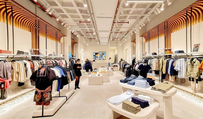 Archivo - Tienda Boston, en el shopping resort de Puerto Venecia en Zaragoza.