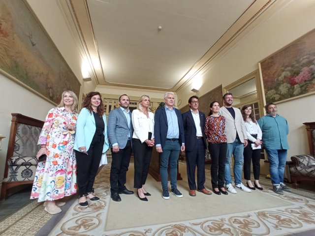 El conseller Negueruela, junto al portavoz de El PI, Josep Melià, la presidenta de la FEHM, María Frontera, y los socios del Pacte.
