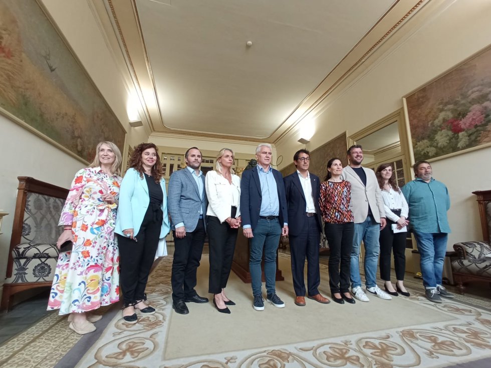 El conseller Negueruela, junto al portavoz de El PI, Josep Meli, la presidenta de la FEHM, María Frontera, y los socios del Pacte.