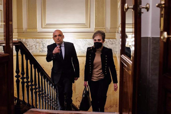 El secretario general del Grupo Socialista en el Congreso de los Diputados, Rafael Simancas, y la directora del Centro Nacional de Inteligencia (CNI), Paz Esteban, a su llegada a una Comisión de Control de los créditos destinados a gastos reservados