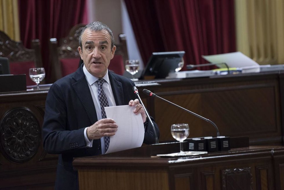 El vicepresidente del Govern balear y conseller de Transición Energética, Sectores Productivos y Memoria Democrática, Juan Pedro Yllanes, interviene en el pleno del Parlament.