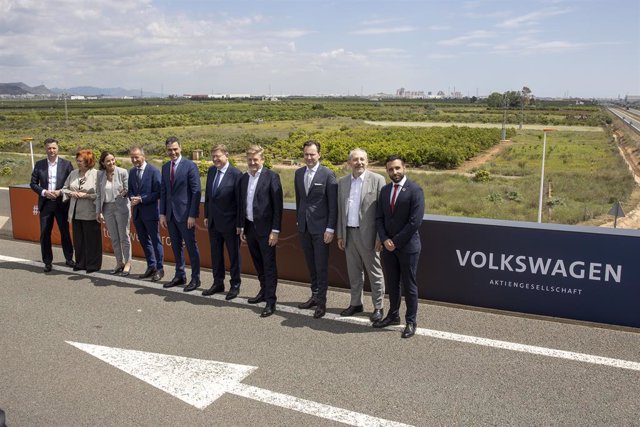 Pedro Sánchez visita los terrenos de la futura planta de baterías de Seat y Volkswagen en Sagunto (Valencia).