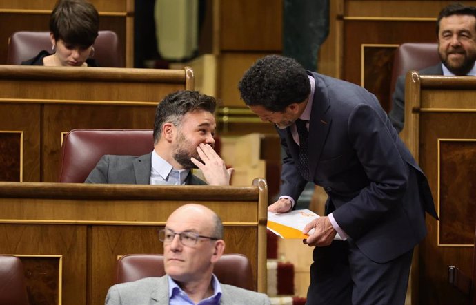 El portavoz de Esquerra Republicana (ERC) en el Congreso, Gabriel Rufián (i), conversa con el vicesecretario general de Ciudadanos, Edmundo Bal (d), en una sesión plenaria, en el Congreso de los Diputados.