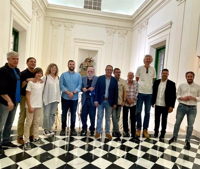 El alcalde de Cáceres junto a representantes políticos, jugadores y entrenadores cuando se logró el ascenso a la ACB