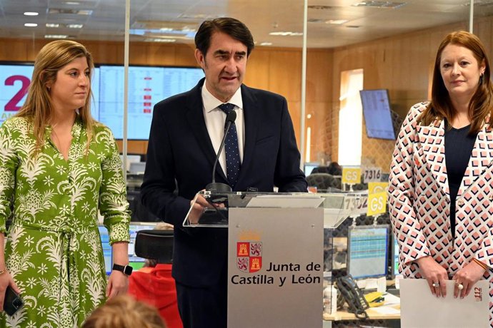El consejero de Medio Ambiente, Vivienda y Ordenación del Territorio, Juan Carlos Suárez-Quiñones, junto a la directora de la Agencia de Protección Civil, Irene Cortés, y la delegada territorial de la Junta en Valladolid, Raquel Alonso.