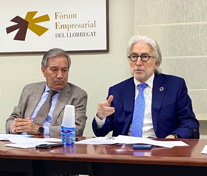 El presidente de Foment del Treball, Josep Sánchez Llibre, junto al el presidente de la Associació Empresarial de L'Hospitalet i el Baix Llobregat (Aeball), Santiago Ballesté, durante la reunión.