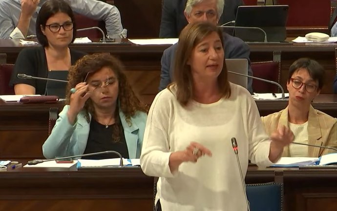 La presidenta del Govern, Francina Armengol, durante el pleno.