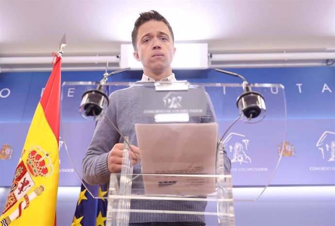 El líder de Más País y diputado en el Congreso, Iñigo Errejón, interviene en una rueda de prensa previa a una Junta de Portavoces en el Congreso de los Diputados, a 3 de mayo de 2022, en Madrid (España).