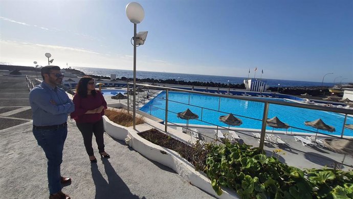 El consejero de Cooperación Municipal del Cabildo de Tenerife, Zebenzuí Chinea, y la alcaldesa de Candelaria, Mari Brito