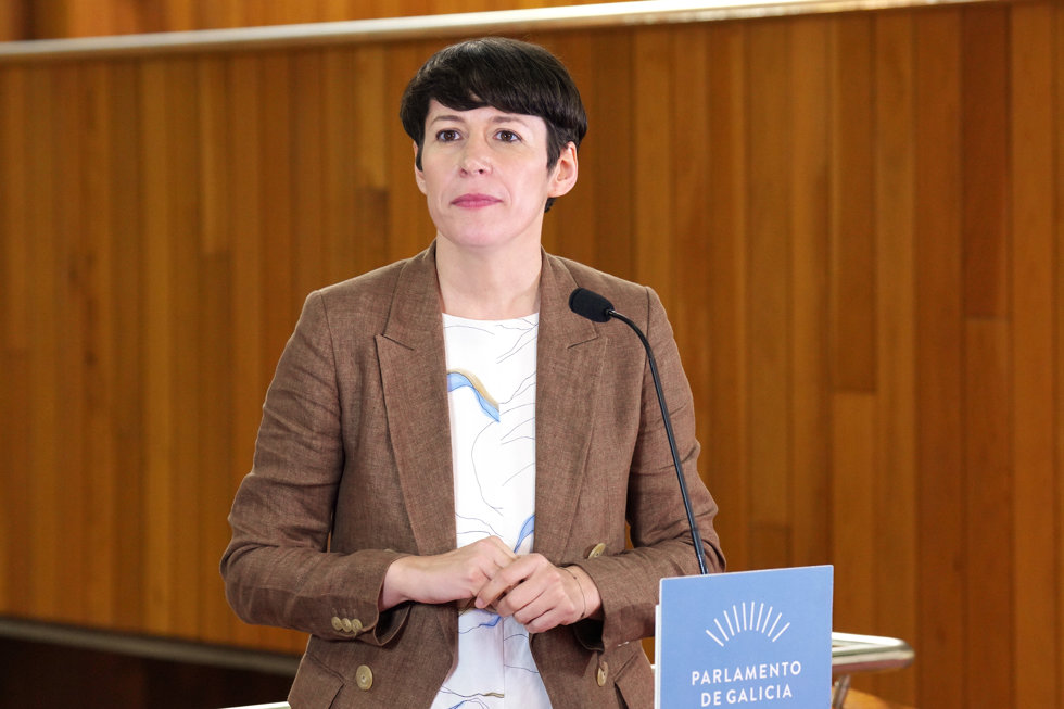 La portavoz del BNG, Ana Pontón, interviene en una rueda de prensa durante la primera sesión de investidura del candidato a presidir la Xunta de Galicia