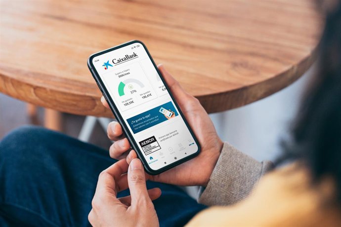 Un usuario usa la aplicación CaixaBank Now en su móvil.