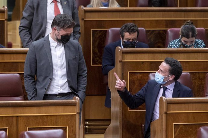 Archivo - El portavoz parlamentario de la ERC, Gabriel Rufián (i), conversa con el vicesecretario general y portavoz nacional de Ciudadanos, Edmundo Bal, en una sesión plenaria, en el Congreso de los Diputados.