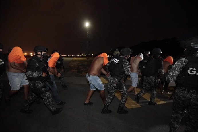 Traslado de cabecillas de bandas desde la prisión de Santo Domingo, en Ecuador
