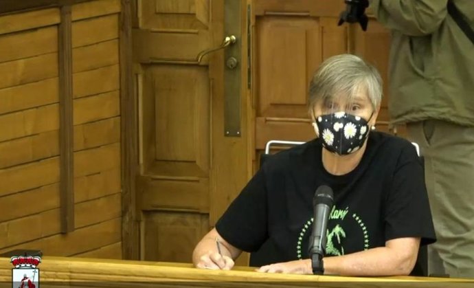Intervención de Cristina Corominas, representante de la asociación Un Pulmón para el 'solarón', en el Pleno Municipal de Gijón