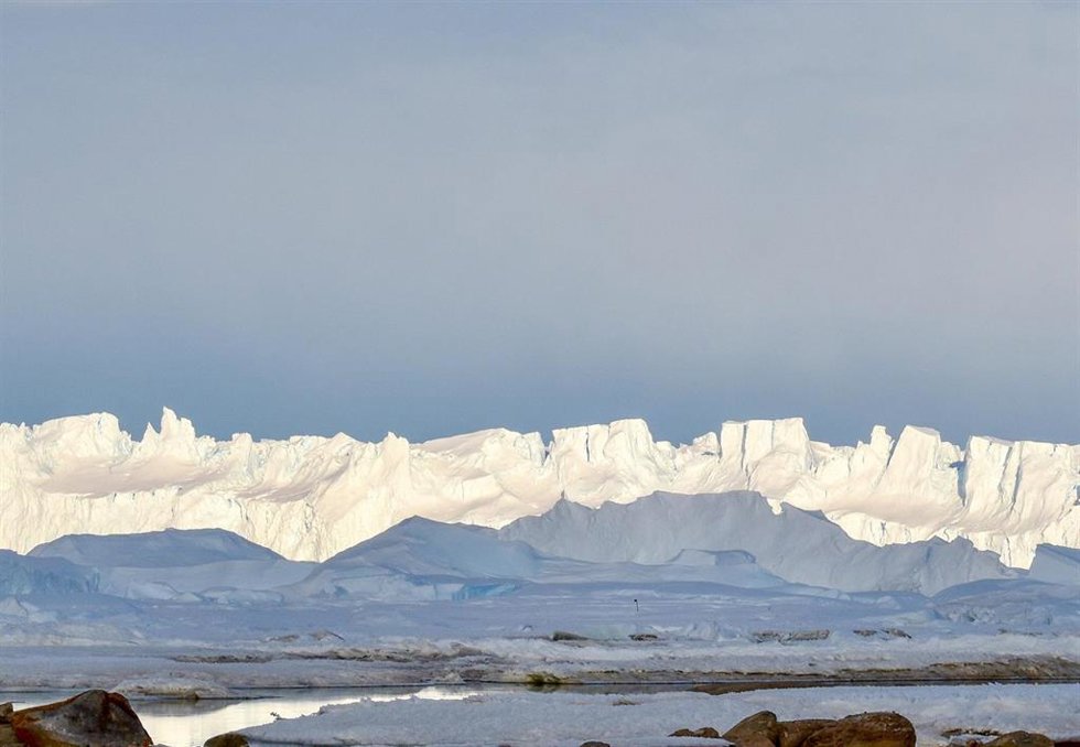 Archivo - La costa antártica de Princesa Isabel, donde la capa de hielo se encuentra con el mar