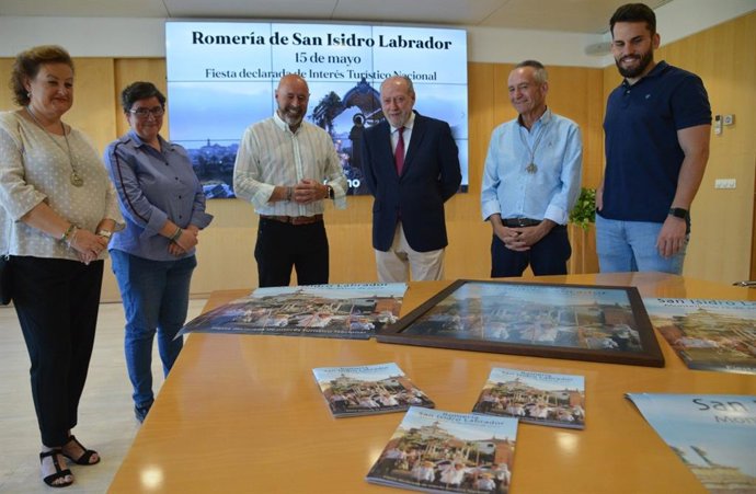 El alcalde de Montellano, Curro Gil, ha presentado la nueva edición de la romería al presidente de la Diputación de Sevilla, Fernando Rodríguez Villalobos.