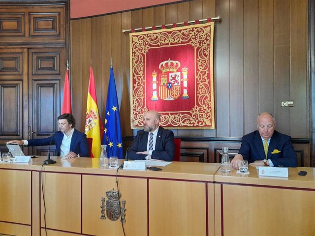 El delegado del Gobierno en Navarra, José Luis Arasti, el director de Negocio Digital y Correos Market, Iván Maroto, y el presidente de la Cámara de Comercio de Navarra, Javier Taberna, durante la rueda de prensa
