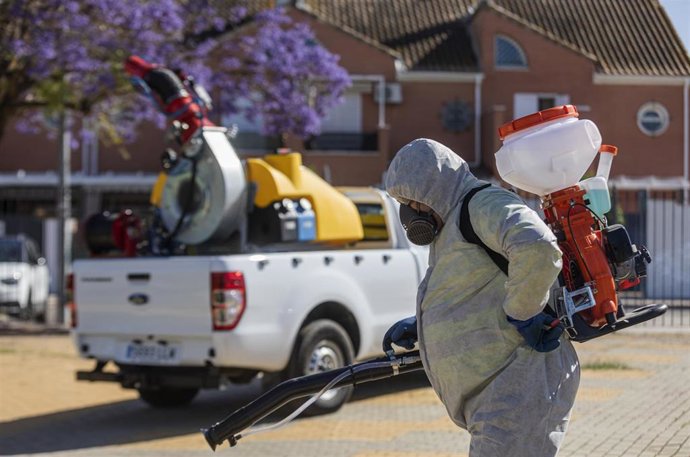 Archivo - Un operario inicia las labores de fumigación y el tratamiento en imbornales contra el mosquito para prevenir el Virus del Nilo, a 11 de mayo del 2021, en Coria del Río, Sevilla (Andalucía).