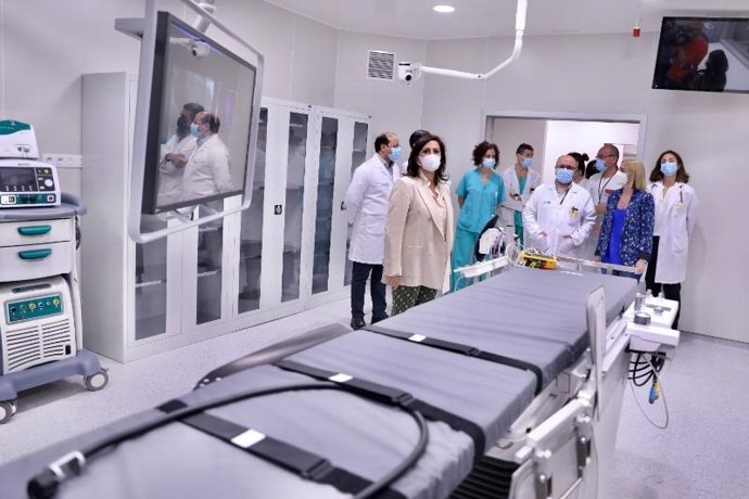 La presidenta del Gobierno riojano, Concha Andreu, visita la nueva sala híbrida para la realización de procedimientos cardiovasculares complejos que aumentan  la seguridad del paciente