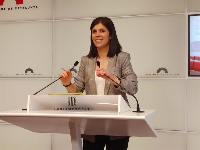 La portavoz y secretaria general adjunta de ERC, Marta Vilalta, en rueda de prensa en el Parlament.