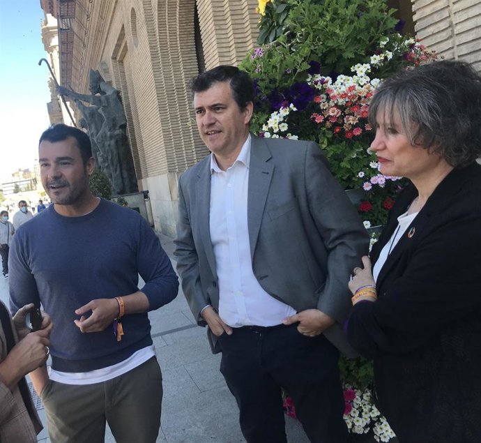 El presidente de Chunta Aragonesista (CHA), Joaquín Palacín, en el centro, con el cabeza de lista de la candidatura  a la Alcaldía de Zaragoza , Chuaquín Bernal