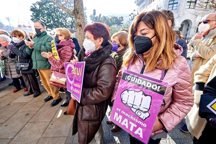 Archivo - Concentración en Santander por el asesinato de una mujer y su hija en Villaescusa. Archivo