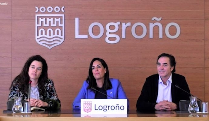 De izquierda a derecha, Marte Bernad, Esmeralda Campos y José Félix Paniego, en la presentación de la Escuela