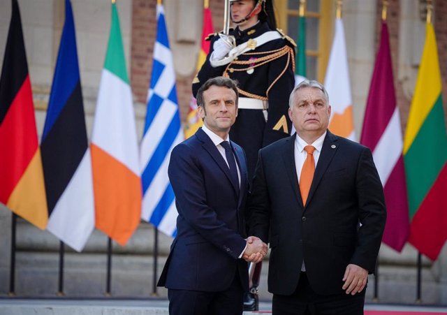 Archivo - El presidente francés, Emmanuel Macron, y el primer ministro húngaro, Victor Urban