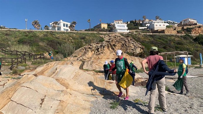 Limpieza de residuos en las costas programada en Punta Chullera en Manilva (Málaga) dentro del programa de la Diputación de Málaga 'Mares 0'0. Cero residuos, cero plásticos'.