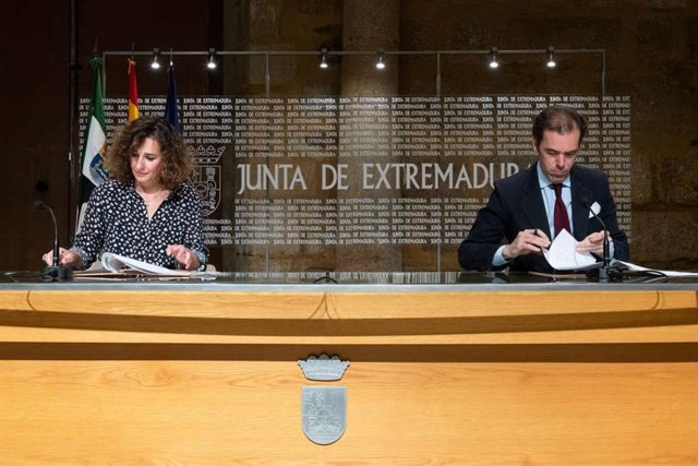 La Consejera Para La Transición Ecológica Y Sostenibilidad, Olga García, Y El Presidente De La Unión Española Fotovoltaica (UNEF), Rafael Benjumea, En La Firma De Un Protocolo Para El Fomento De Las Energías Renovables En Extremadura