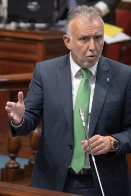 Archivo - El presidente de Canarias, Ángel Víctor Torres, en el Pleno del Parlamento