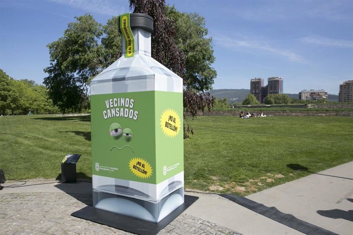 Imagen de una de las botellas gigantes.