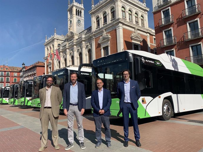 De izquierda a derecha: el gerente de Auvasa, el alcalde de Valladolid, el concejal de Movilidad y Espacio Urbano y el representante de Solaris Bus & Coach, ante los 15 nuevos autobuses que se incorporan a la flota de la empresa municipal.