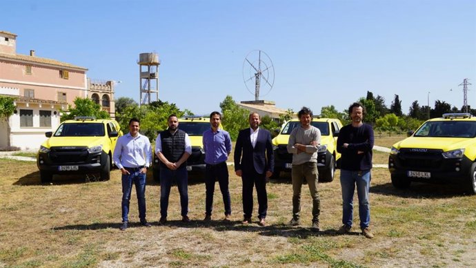 El conseller de Medio Ambiente y Territorio, Miquel Mir, junto a los nuevos todoterrenos adquiridos por el Ibanat.