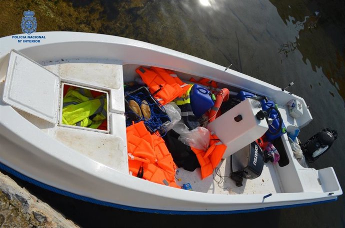 Archivo - Imagen de archivo de una patera llegada a Ibiza en marzo de 2021