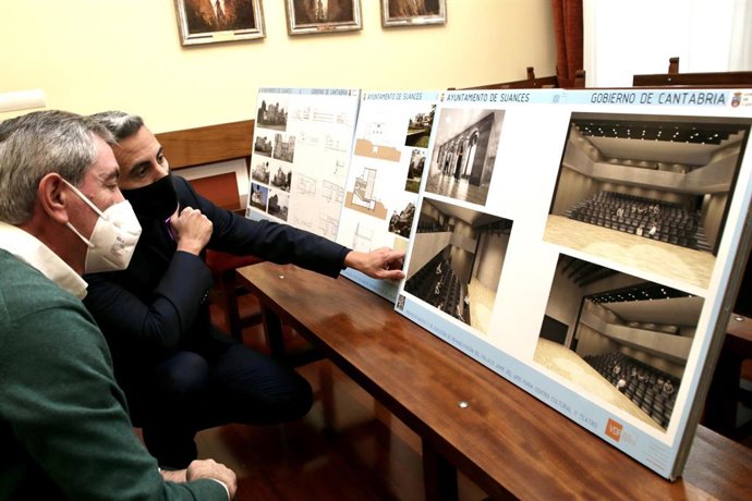 Archivo - Foto de archivo. El alcalde de Suances, Andrés Ruiz Moya, y el vicepresidente regional, Pablo Zuloaga, ante el proyecto de rehabilitación del Palacio Jaime del Amo el día de su presentación